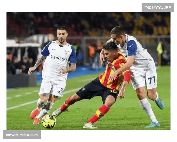 意甲焦点战因球迷向场内投掷烟雾弹中断十五分钟